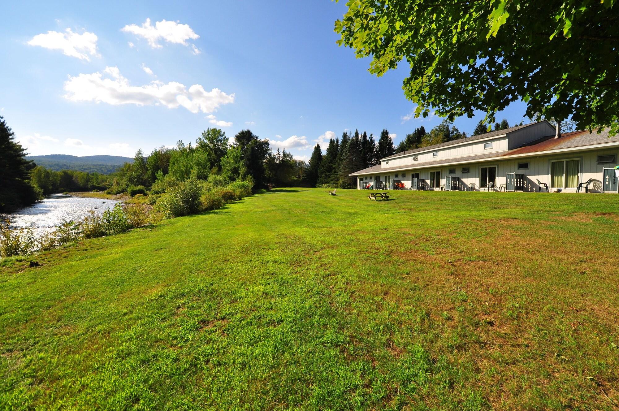 Sun & Ski Inn And Suites Stowe Exterior photo